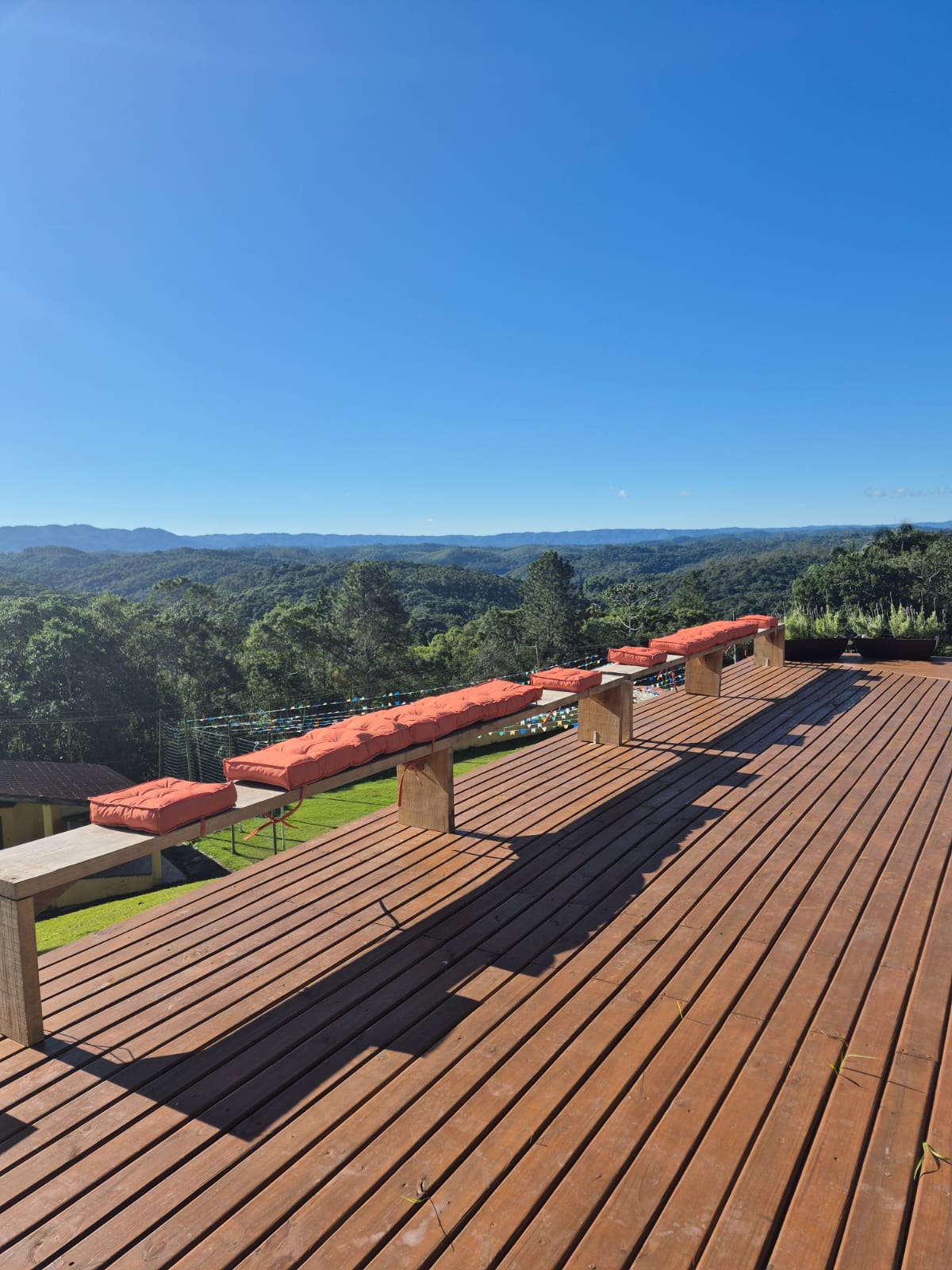 Deck de madeira com vista para as colinas